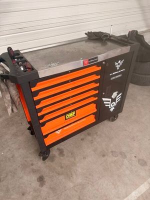 une photo d'une boîte à outils dans un garage