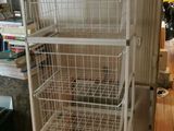 une étagère en fil métallique blanc surmontée de paniers