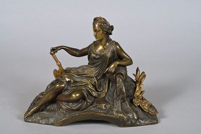 Femme à l'antique assise sur un tertre, accoudée à une fonta…