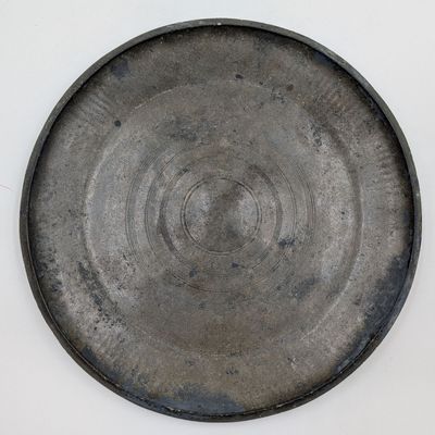 CHINE Assiette en bronze à motifs circulaires D: 21 cm