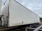 un camion blanc garé sur le bord de la route