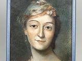portrait d'une femme en robe bleue, avec une fleur dans les cheveux