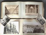 un livre ouvert contenant des photos d'une ville et une photo d'une église