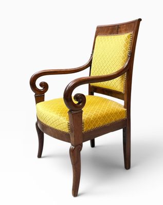 une vieille chaise recouverte de tissu jaune, recouverte, recouverte, recouverte, recouverte, recouverte