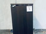 un évier et un robinet dans une pièce sale