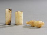 deux tubes de dentifrice posés l'un à côté de l'autre sur une table