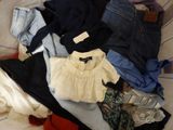 une pile de vêtements sur un lit