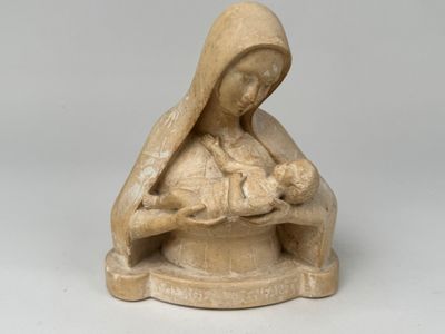 l'image d'une statue représentant une femme tenant un bébé dans ses bras