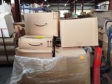 de nombreux cartons empilés les uns sur les autres dans un entrepôt