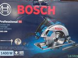 La boîte d'une scie circulaire Bosch est posée sur une table