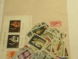 une photo montrant une pile de timbres posée sur une table