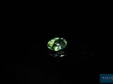 gros plan d'un diamant vert sur une surface noire