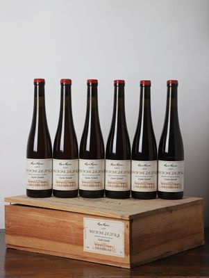 six bouteilles de vin sont posées sur une caisse en bois