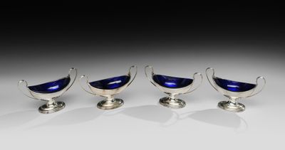 un ensemble de quatre verres à pied en verre argenté et bleu cobalt