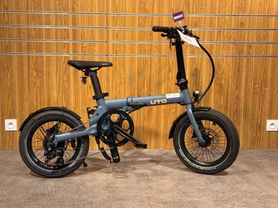 une photo d'un vélo garé devant un mur en bois