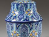 une image représentant un vase bleu et blanc muni d'un couvercle
