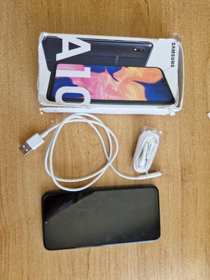 deux téléphones posés l'un à côté de l'autre sur une table