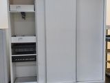 un réfrigérateur et un réfrigérateur-congélateur dans un garage