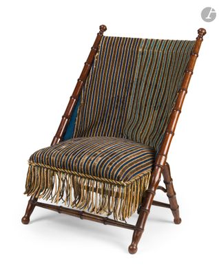 une image représentant une chaise avec un coussin rayé orné de franges