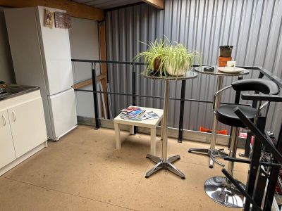 une petite cuisine avec une table et des chaises