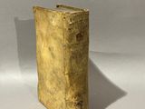 un vieux livre posé sur une table