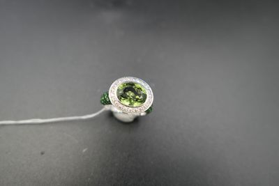 l'image d'une bague contenant une pierre verte