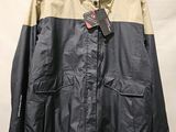 l'image d'une veste suspendue à un cintre sur un mur