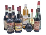 de nombreux types de bouteilles d'alcool alignés sur une table