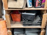 une étagère en bois remplie d'objets divers dans une pièce