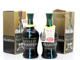 trois bouteilles de brandy sont posées les unes à côté des autres sur une surface blanche