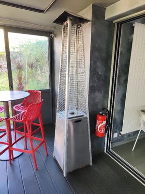 une terrasse avec une table, des chaises et une bouche d'incendie