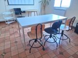 une table et des chaises dans une pièce carrelée
