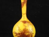 vase jaune et marron orné de fleurs sur fond noir