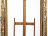 un vieux chevalet en bois surmonté d'un miroir