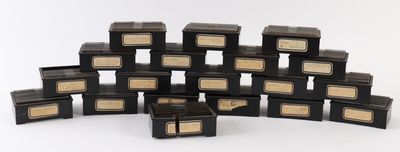 beaucoup de boîtes noires empilées les unes sur les autres