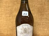 une bouteille de vin posée sur une table