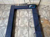 un cadre bleu posé sur le sol d'une salle de bains