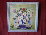 une peinture de fleurs dans un vase bleu sur une table
