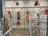 un magasin où de nombreux articles sont exposés