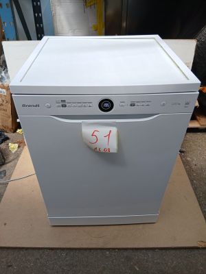 une photo d'un lave-vaisselle blanc posé sur un carton