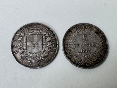 deux pièces d'argent sur lesquelles figure un blason