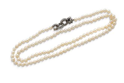 un collier de perles de culture et de diamants