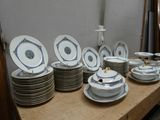 beaucoup d'assiettes et de bols sur une table