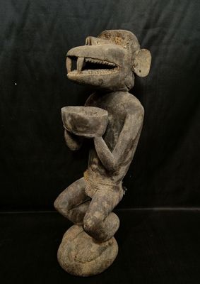 Statuette de singe en bois tenant une coupe - Photo 1