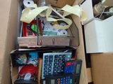 une boîte en carton contenant un certain nombre d'objets