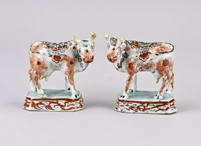 deux figurines représentant une vache et une vache ornée de fleurs