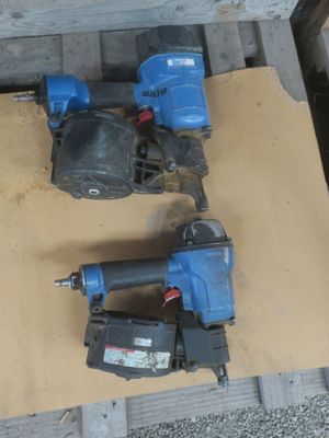deux outils pneumatiques posés sur un morceau de bois