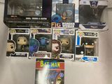 La boîte contient toute une série de figurines Pop Vinyl, notamment Batman, le Chevalier noir, et bien d'autres encore.