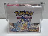 un gros plan sur une boîte de cartes à collectionner Pokémon posée sur une table