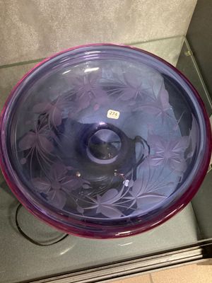 un bol violet posé sur une table en verre